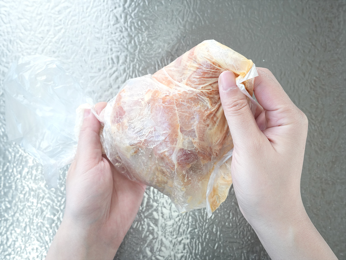 ポリ袋に片栗粉を入れて再び揉み込むシーン