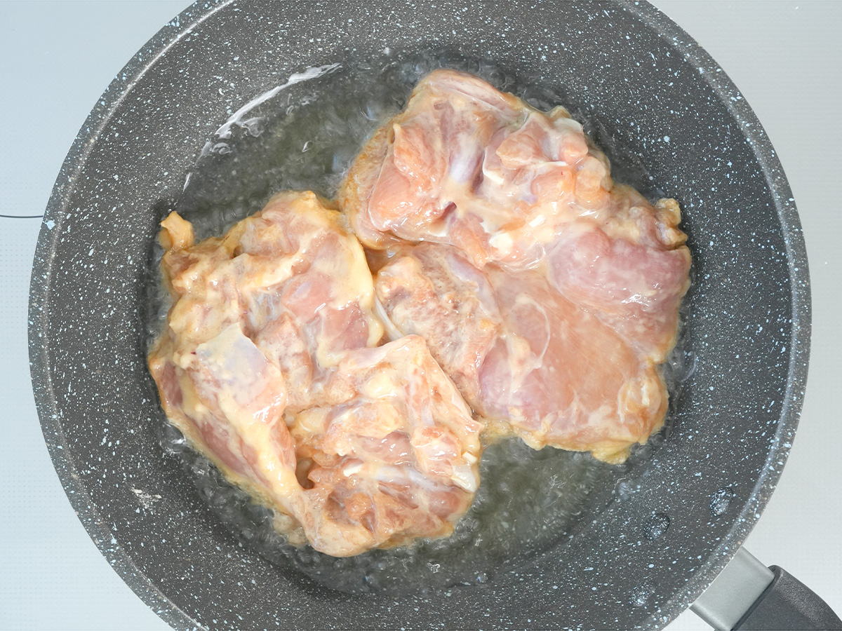 多めの油を入れて揚げ焼きするシーン