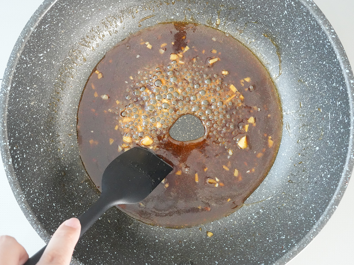 たれを煮詰めるシーン