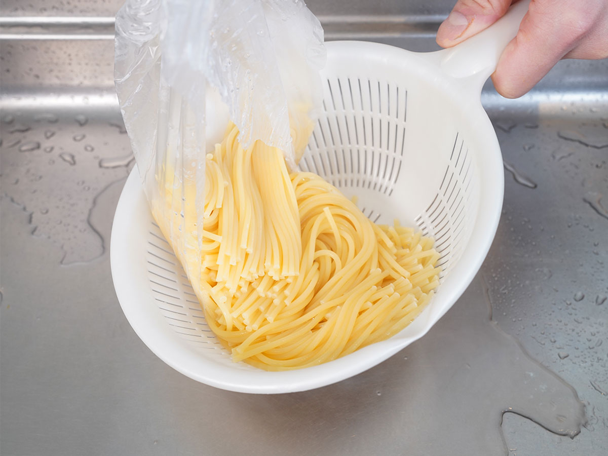 パスタの水気を切る