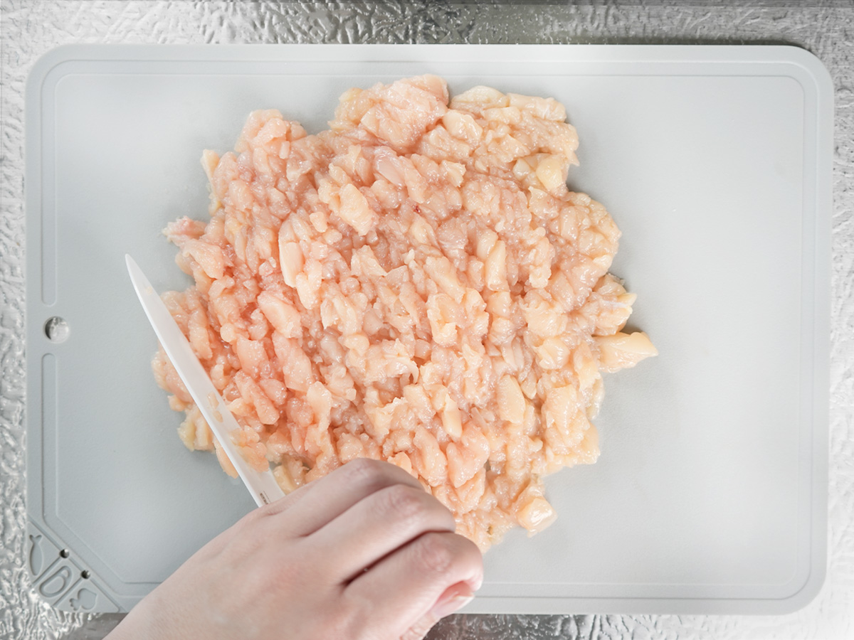 鶏むね肉を粗いミンチ状にするシーン
