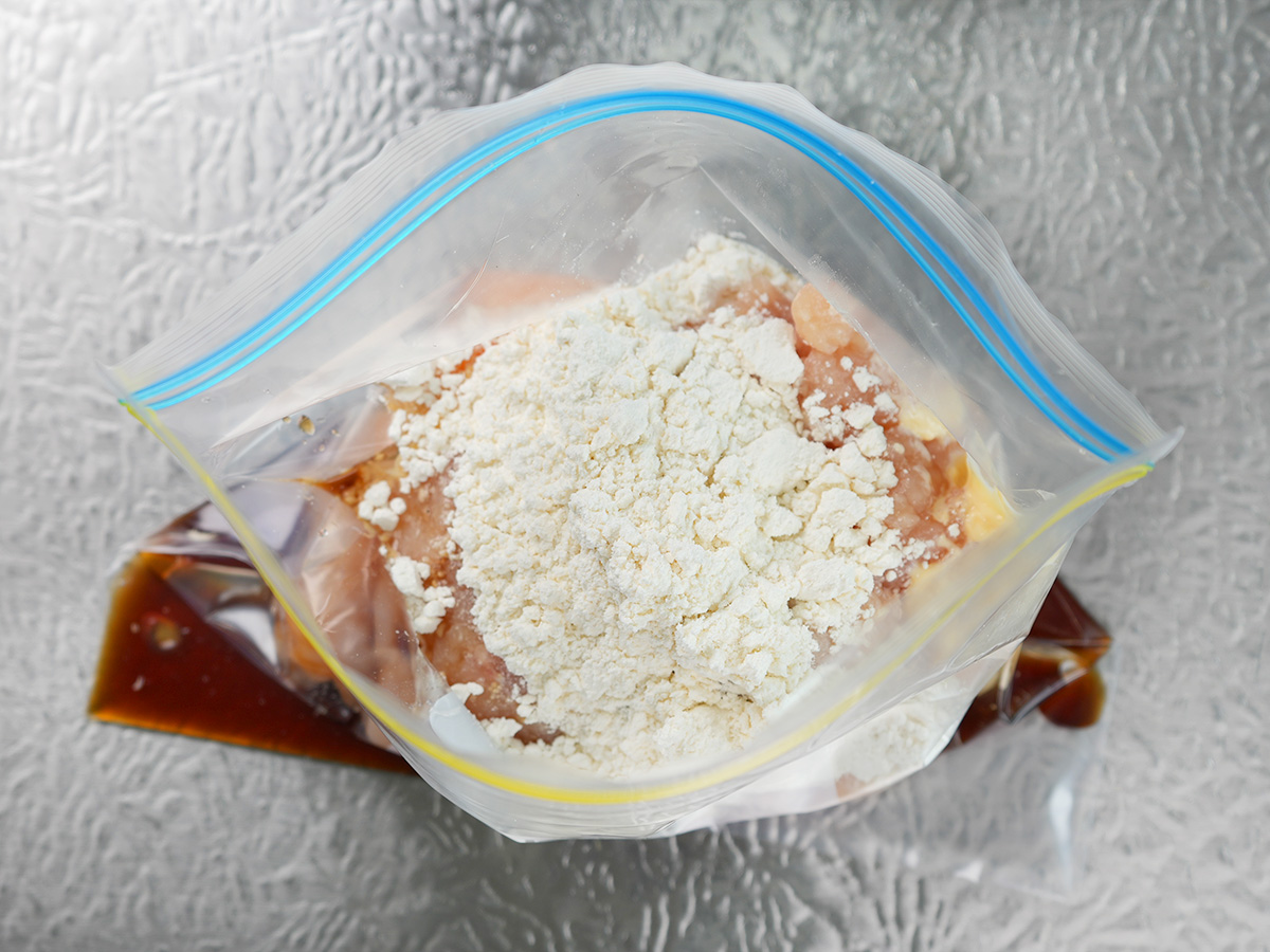 フリーザーバッグに鶏肉とAを入れたシーン