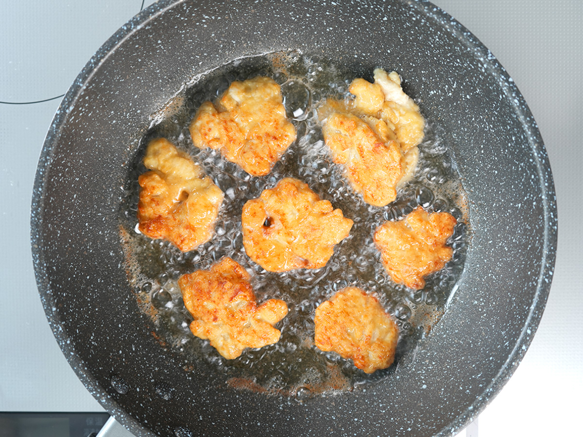揚げ焼きするシーン