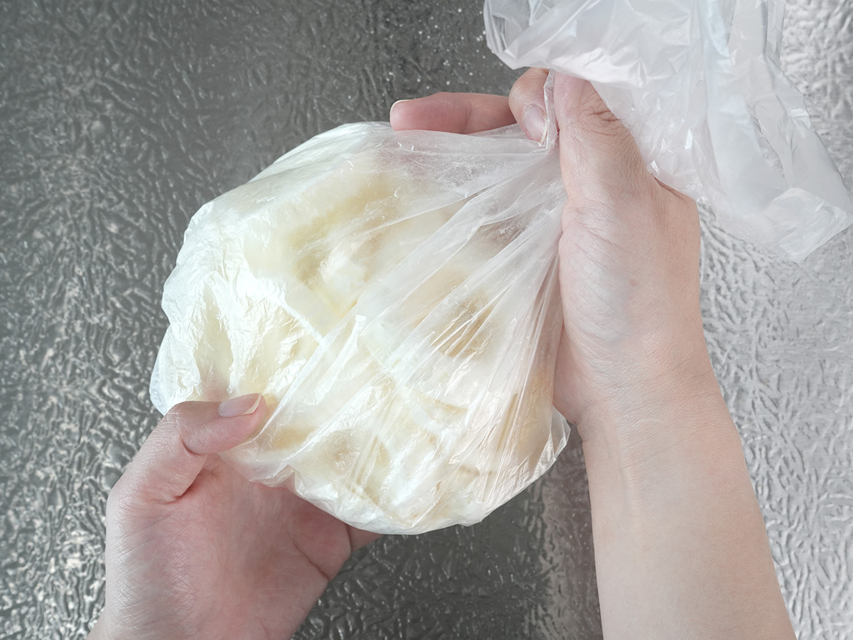 ポリ袋に玉ねぎと薄力粉を入れるシーン