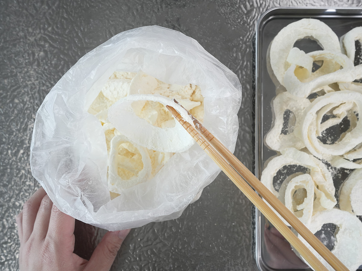 玉ねぎを一度取り出すシーン