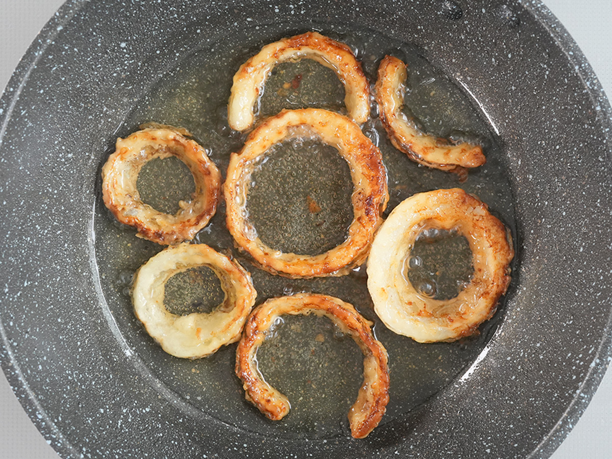 多めの油を入れて揚げ焼きするシーン