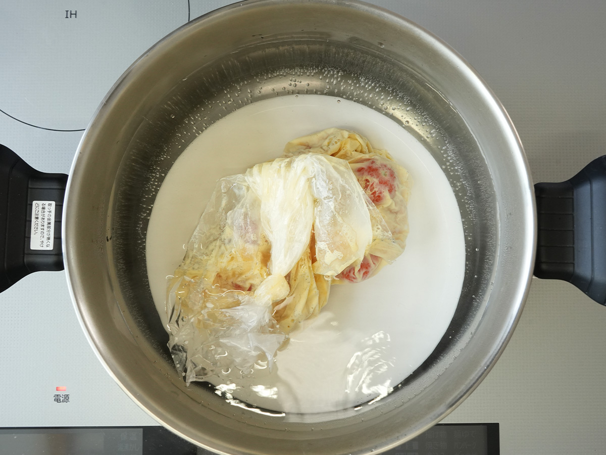 ポリ袋を湯せんするシーン