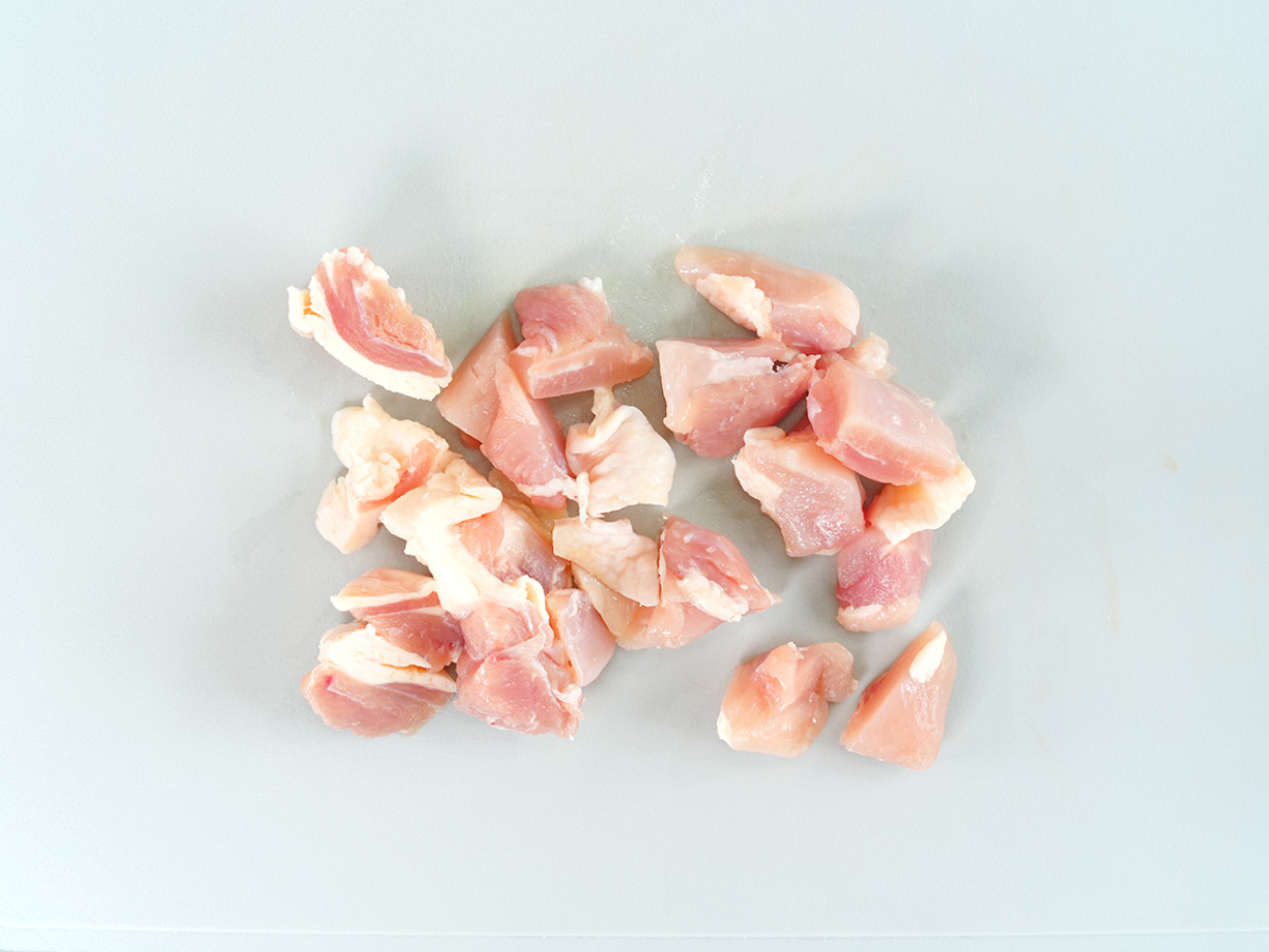 鶏もも肉を切るシーン