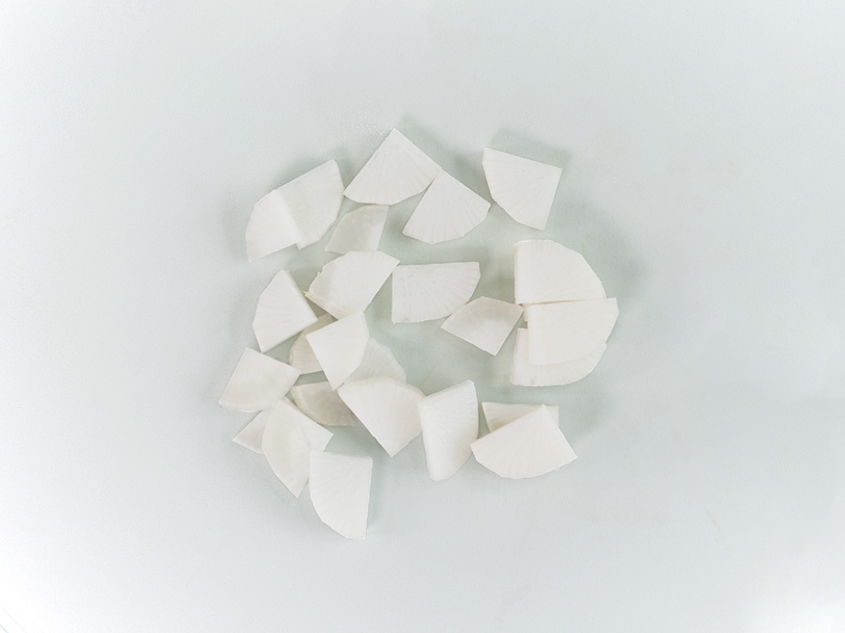 大根をいちょう切りにするシーン