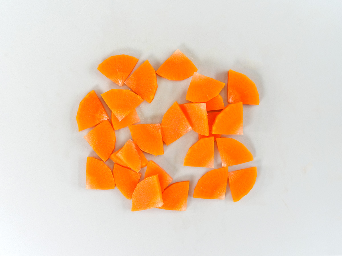 にんじんをいちょう切りにするシーン