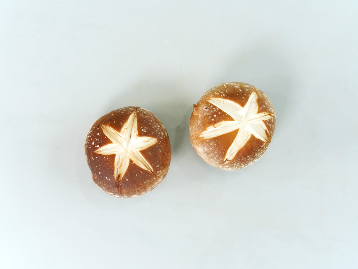 しいたけを花切りするシーン