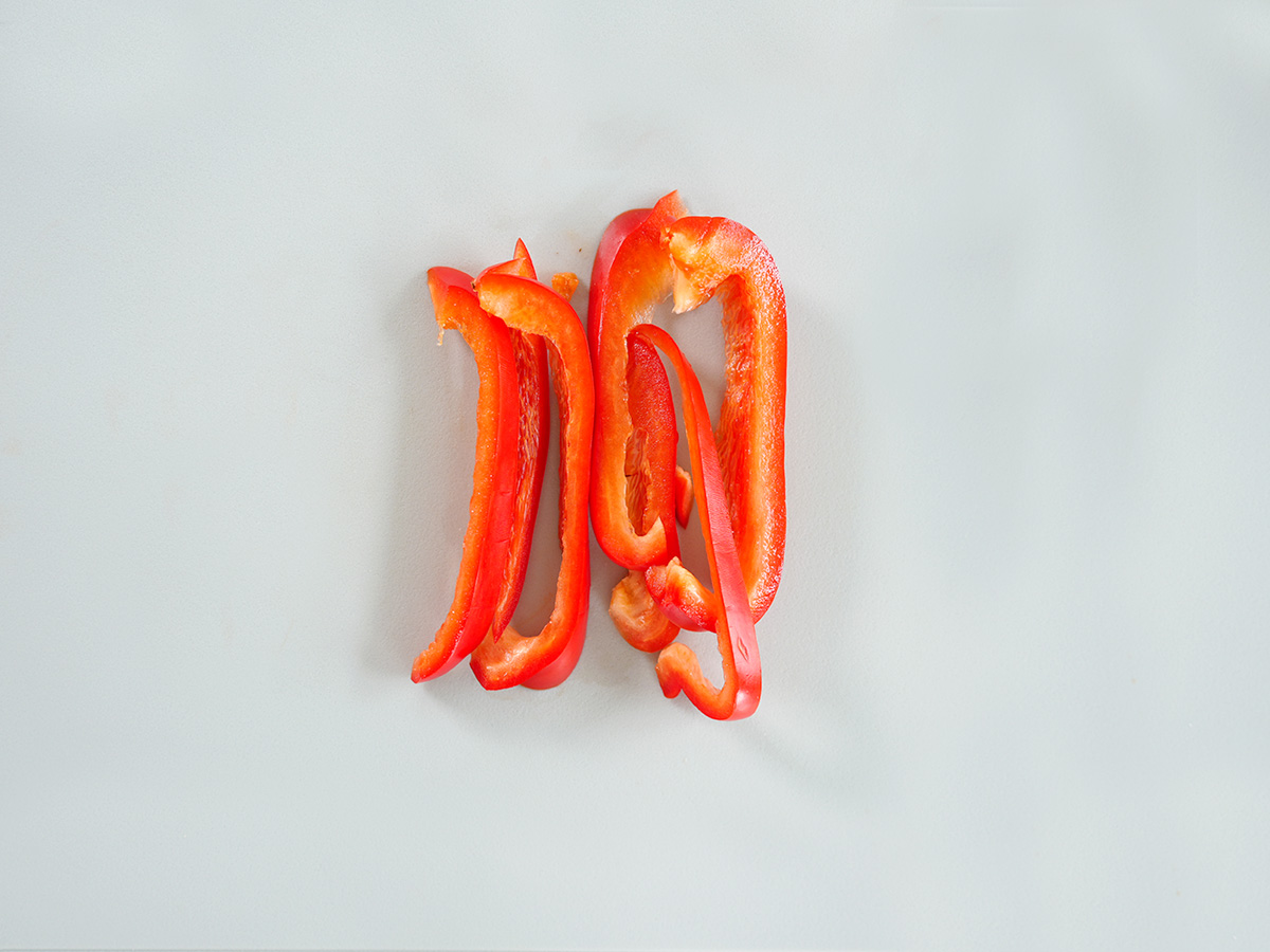 パプリカを細切りしたシーン