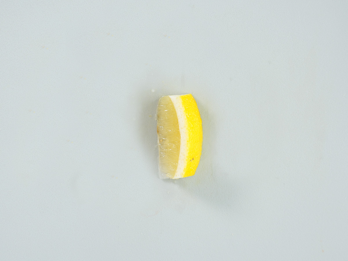 レモンをくし切りにするシーン
