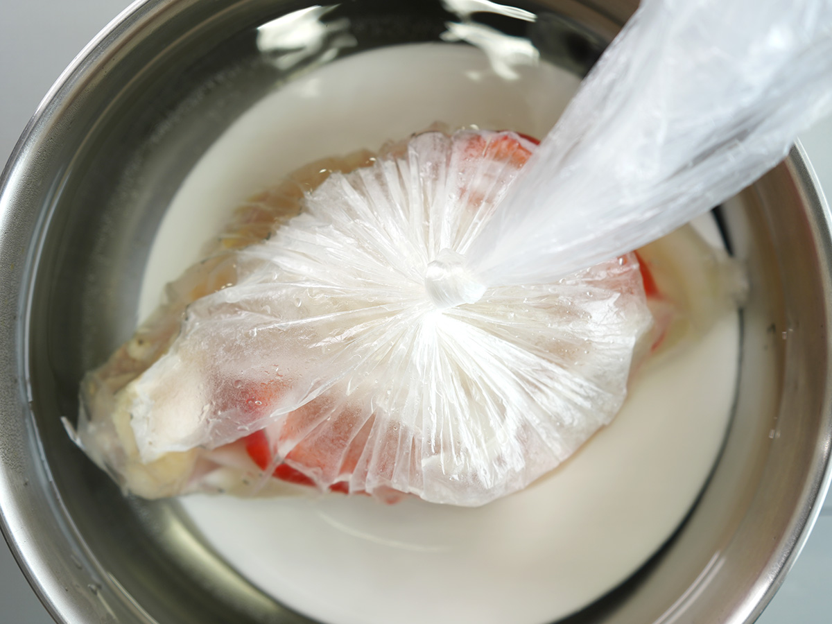 盛りつけするシーン