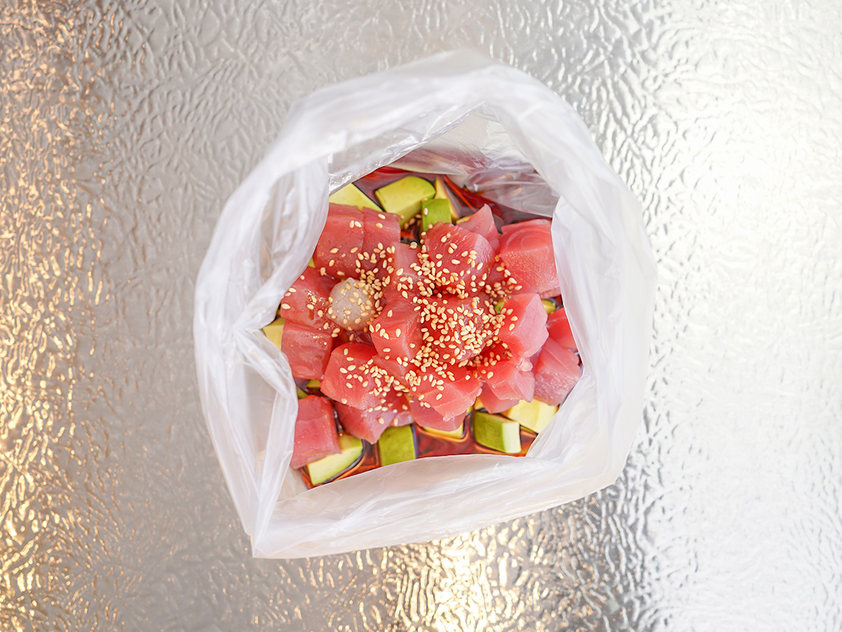 ポリ袋に材料を入れるシーン