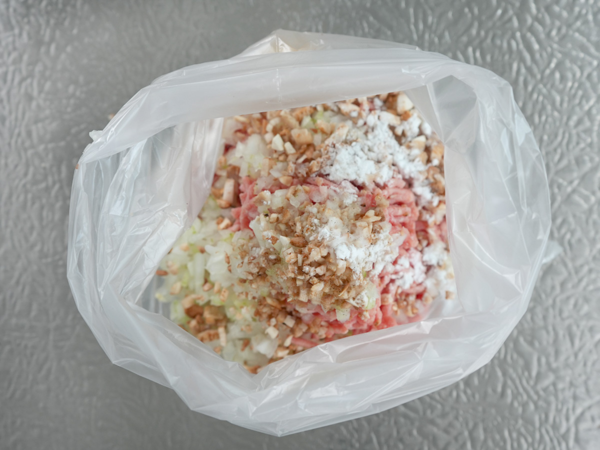 ポリ袋に豚ひき肉、玉ねぎ、しいたけの軸、Aの片栗粉、酒、おろししょうが、塩こしょうを入れるシーン