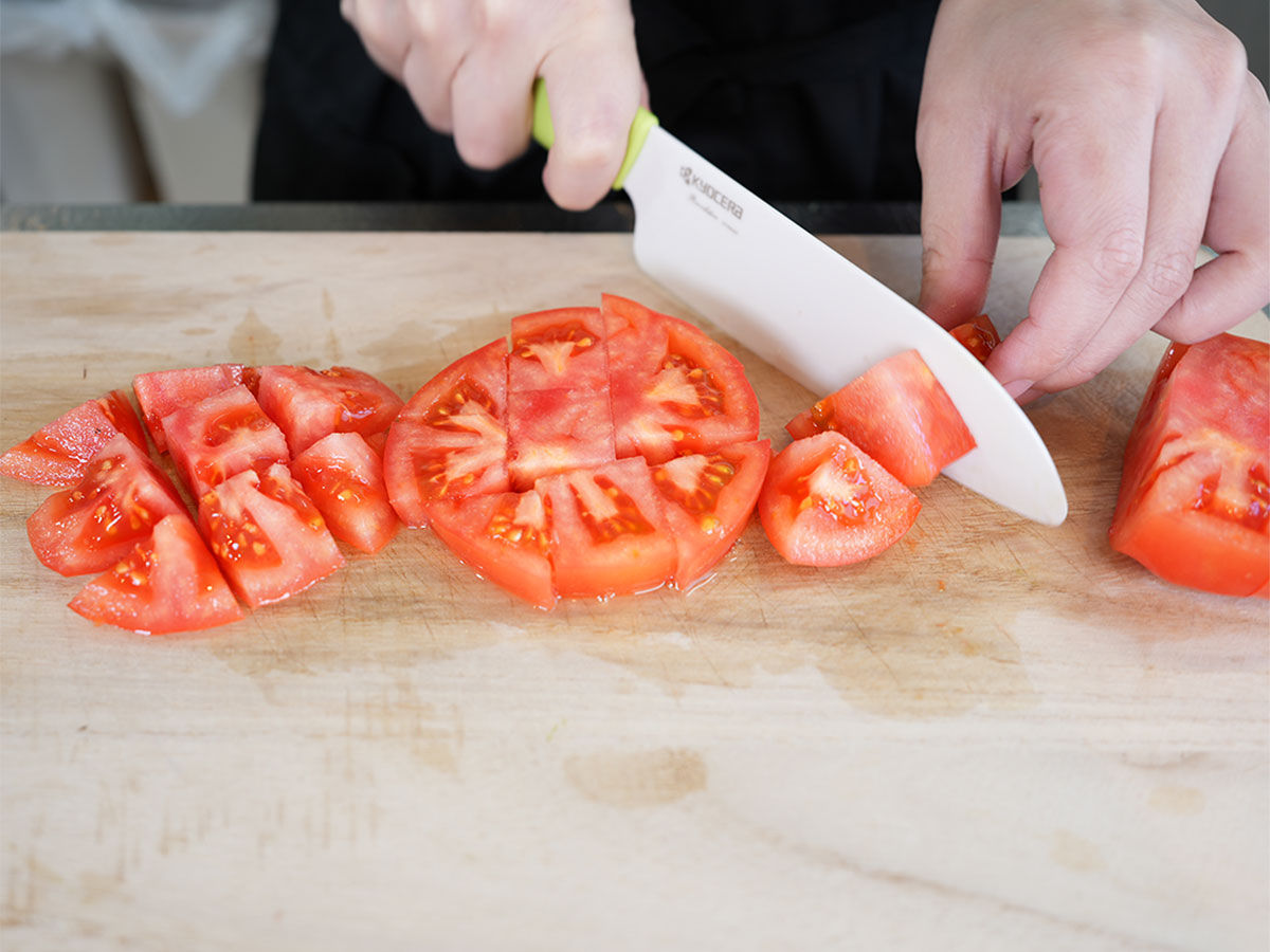 トマトを切るシーン