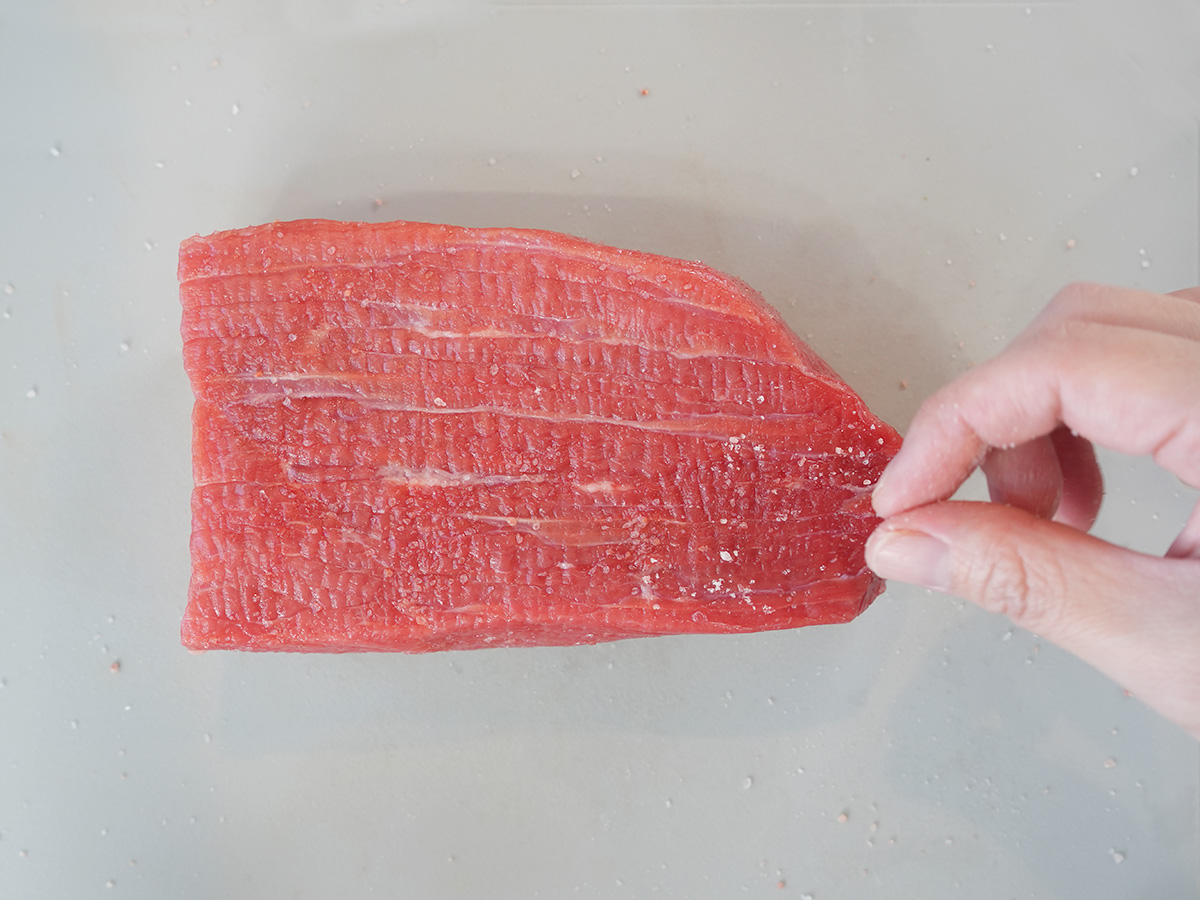 牛肉に塩を振るシーン