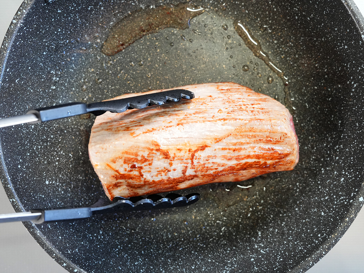 牛肉の表面を焼くシーン