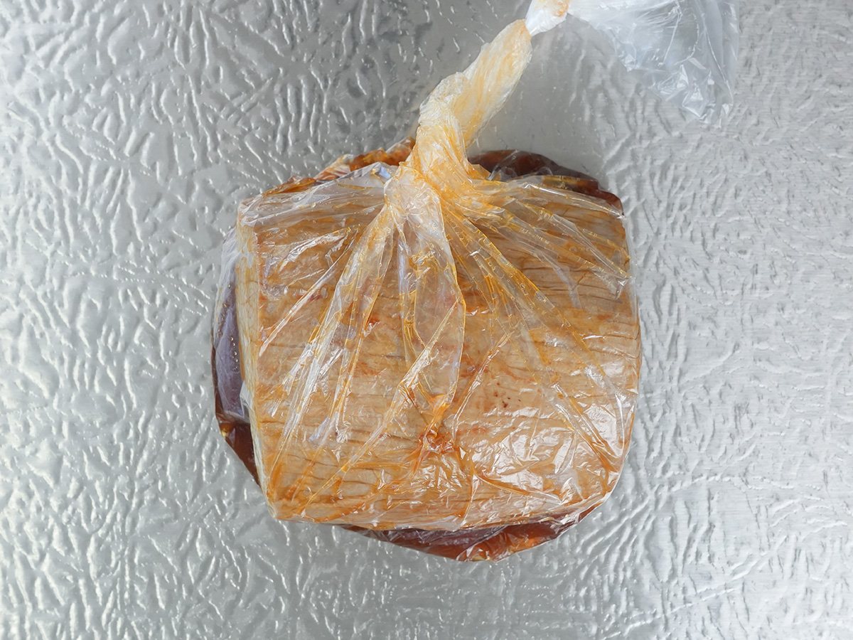 牛肉をポリ袋に入れてポリ袋を縛ったシーン