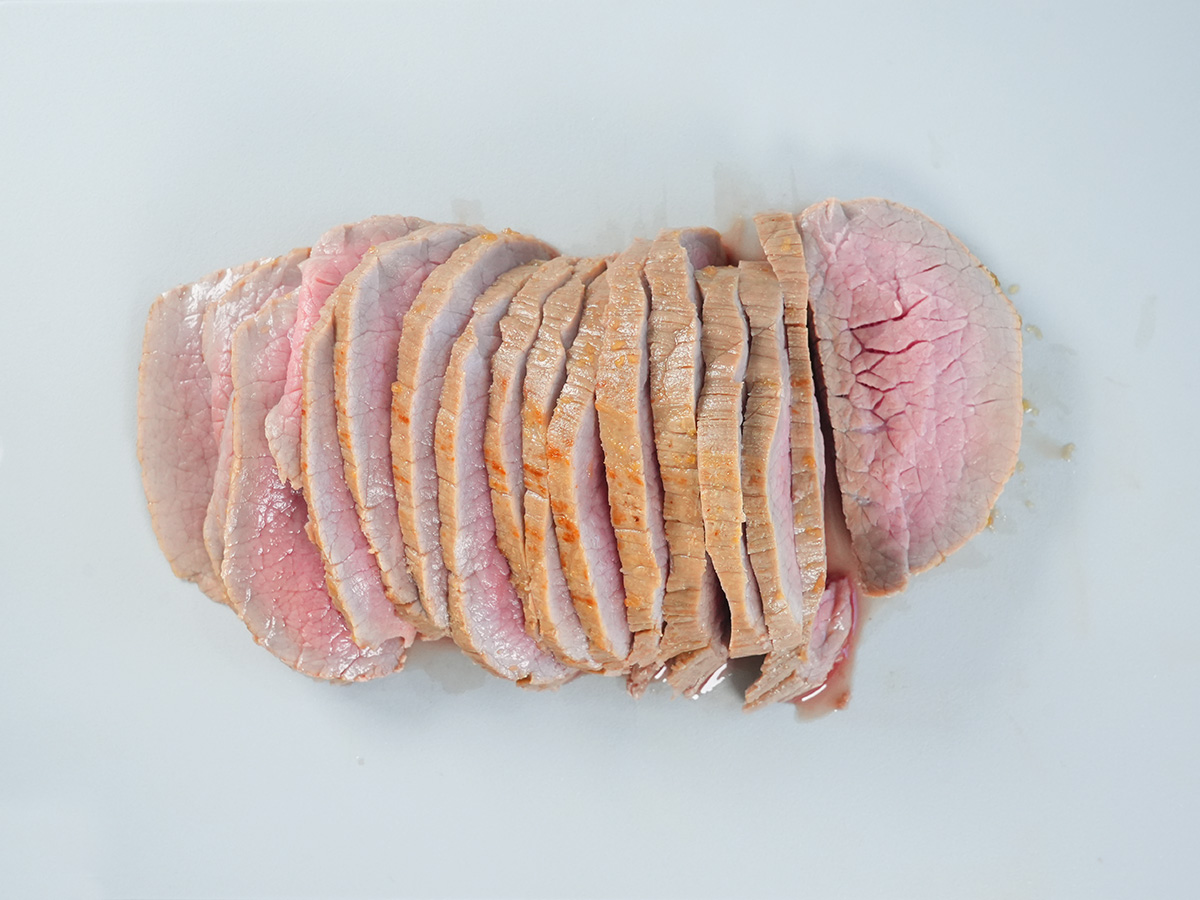 タオルで包んで粗熱を取るシーン