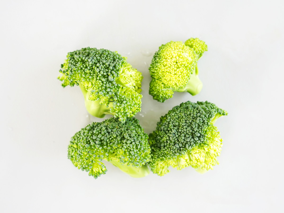 ブロッコリーを小房に切り分けたシーン