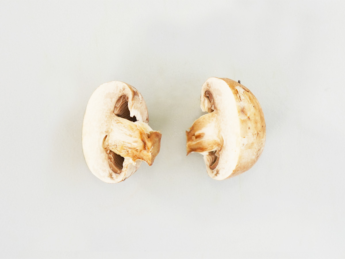 マッシュルームを半分に切ったシーン