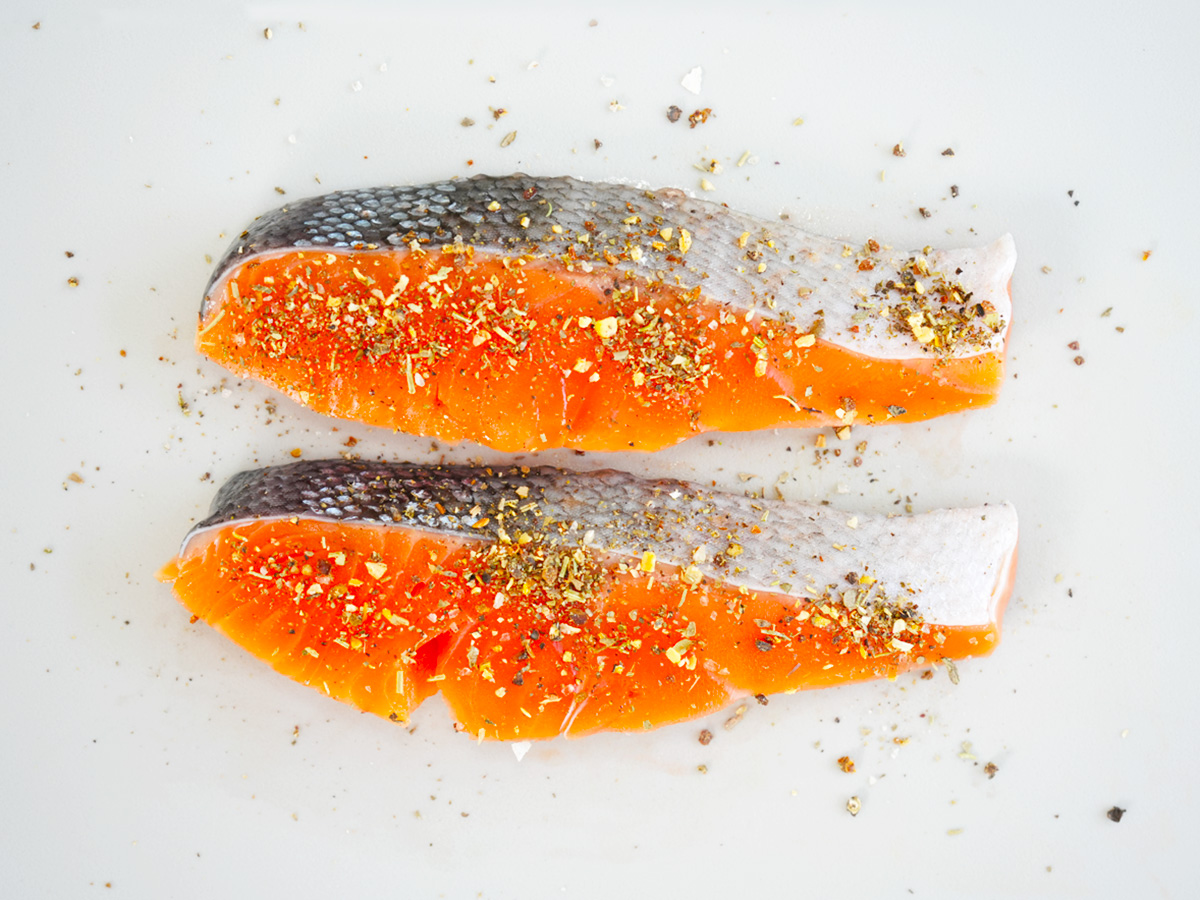 鮭の切り身にハーブソルトをかけるシーン