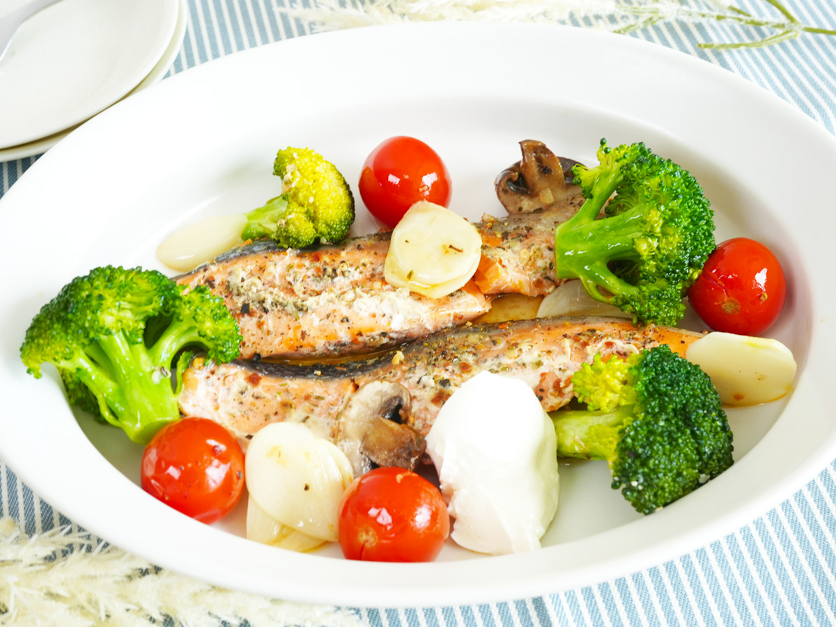 調理も後片付けも簡単！「鮭のアヒージョ風オイル蒸し」ポリ袋レシピ