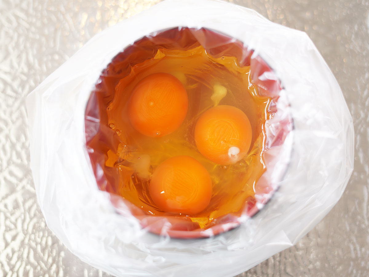 お椀にポリ袋を被せて卵を割り入れます