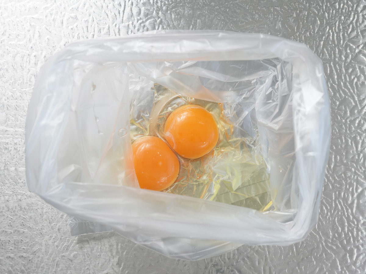 ポリ袋に材料を入れたシーン