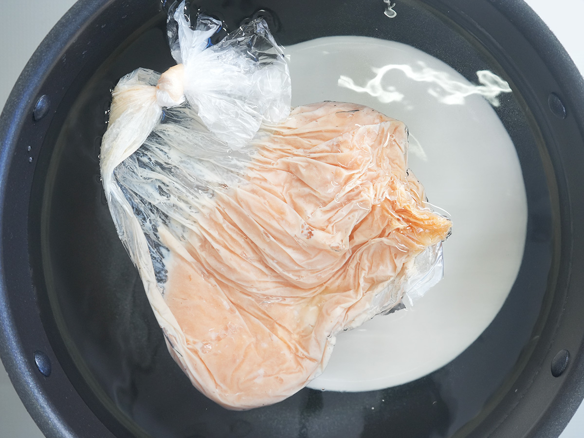 鶏肉を湯せんするシーン