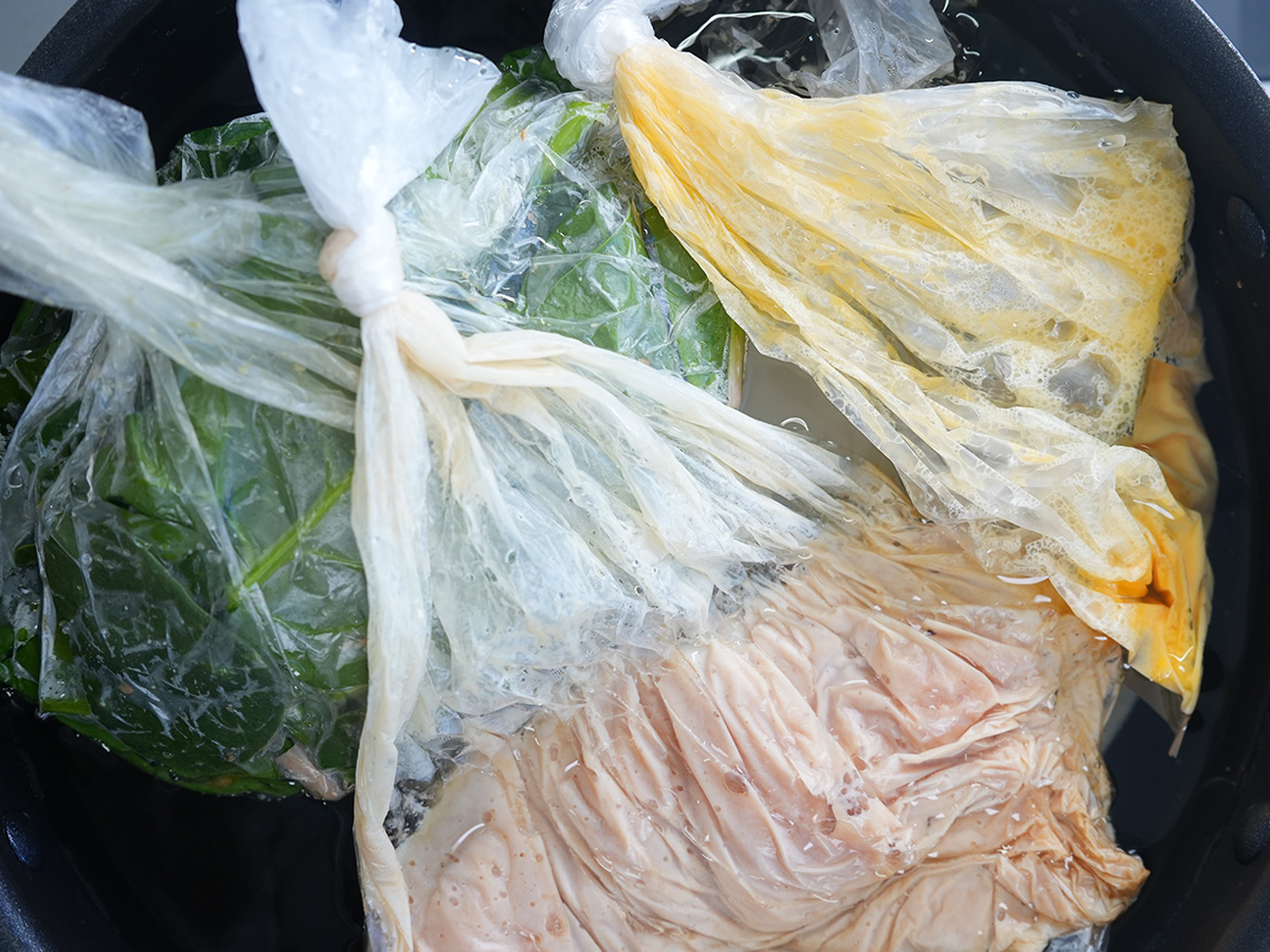 卵をほうれん草を加えて湯せんするシーン