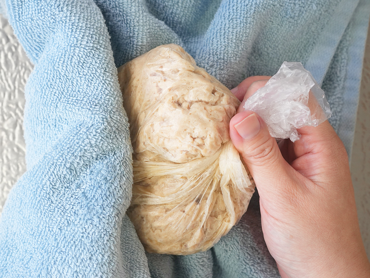 鶏肉をほぐすシーン