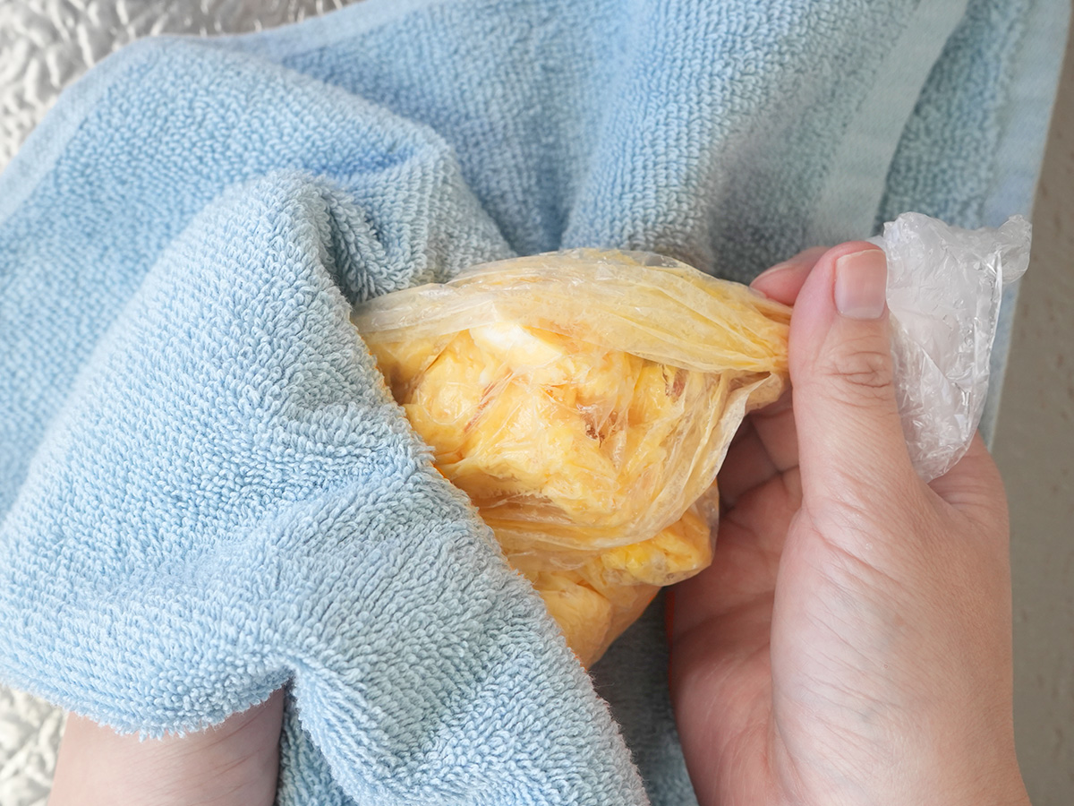 卵をほぐすシーン