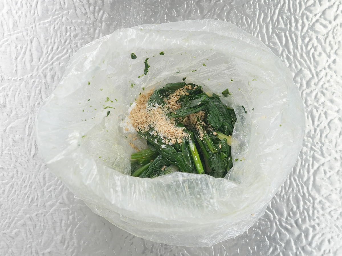 ほうれん草に調味料を入れたシーン