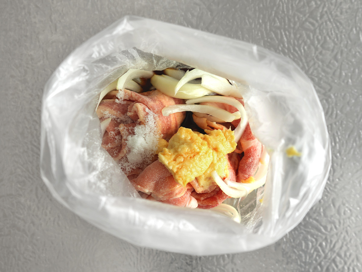 ポリ袋に玉ねぎと調味料を入れるシーン