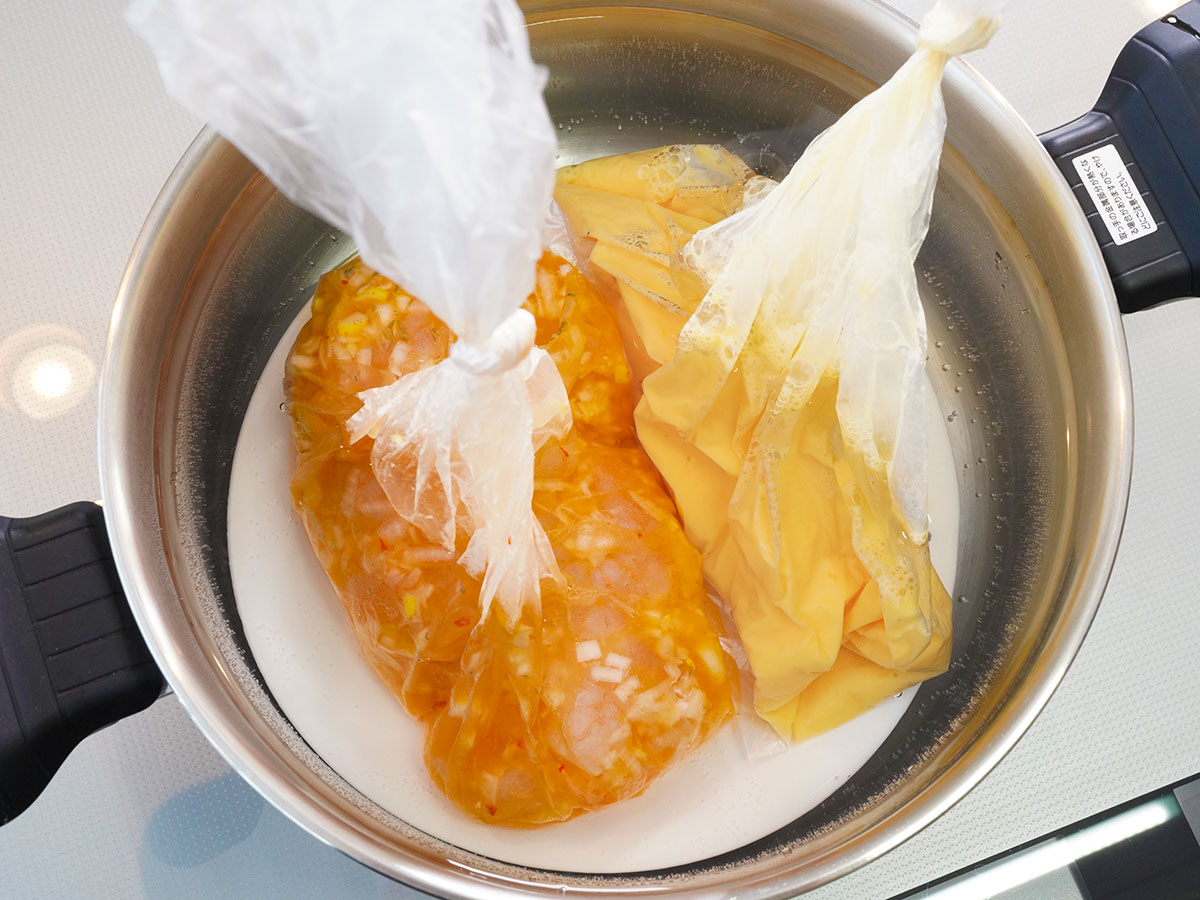 海老チリたまごのポリ袋を湯せんします