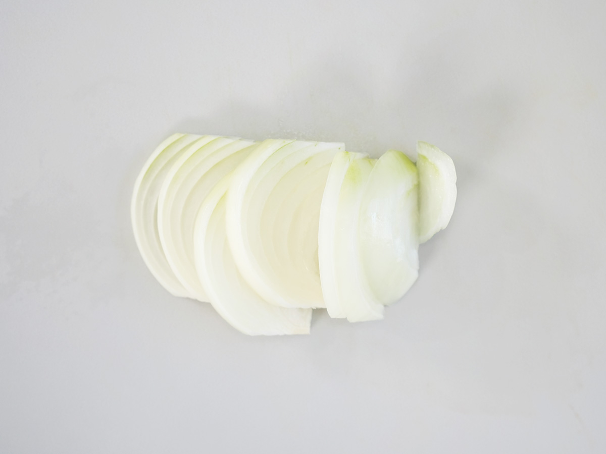 玉ねぎを切るシーン