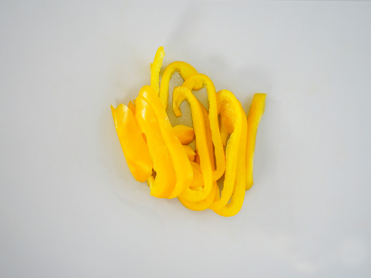 パプリカを細切りにするシーン