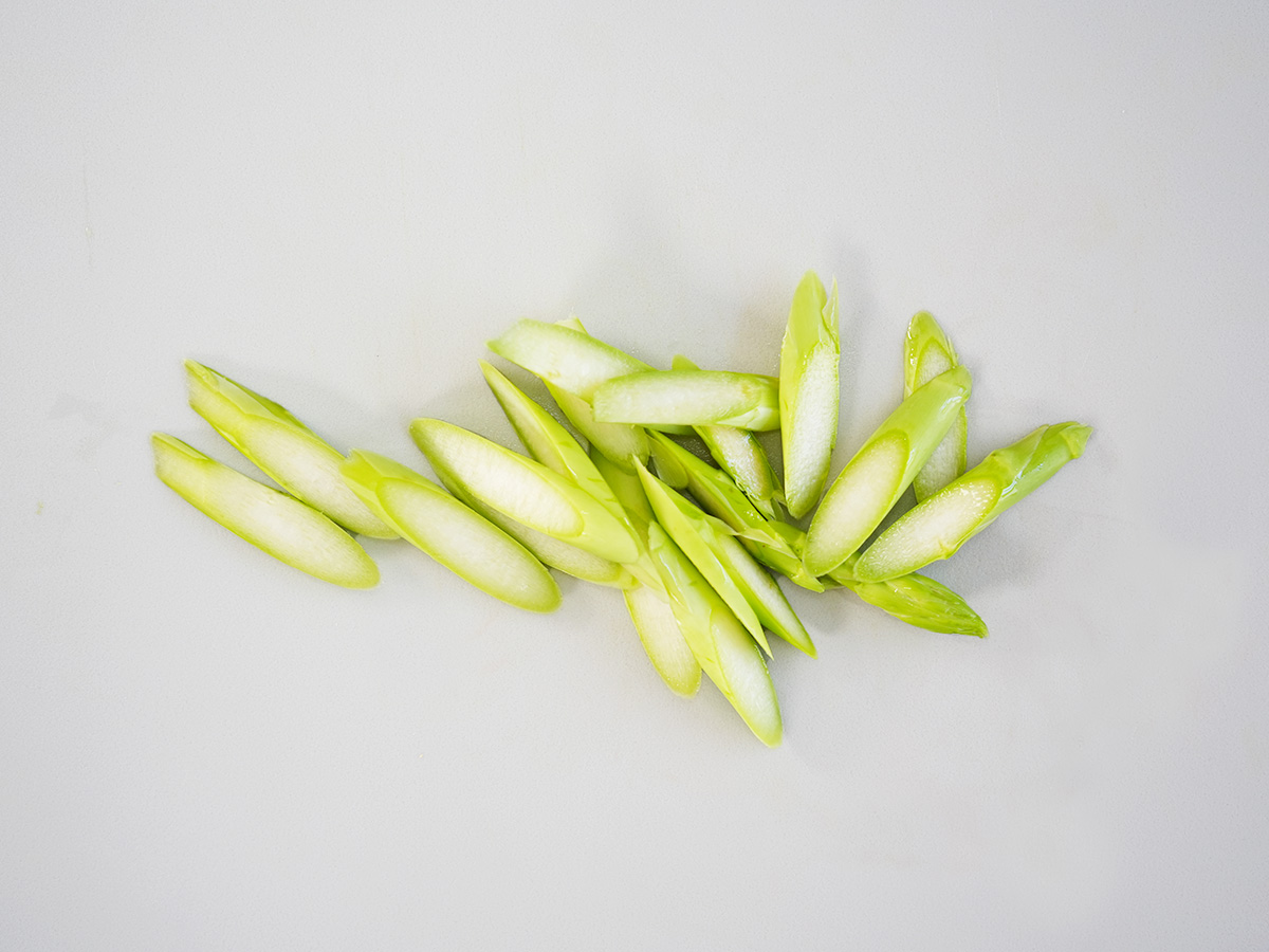 アスパラガスを薄切りにするシーン