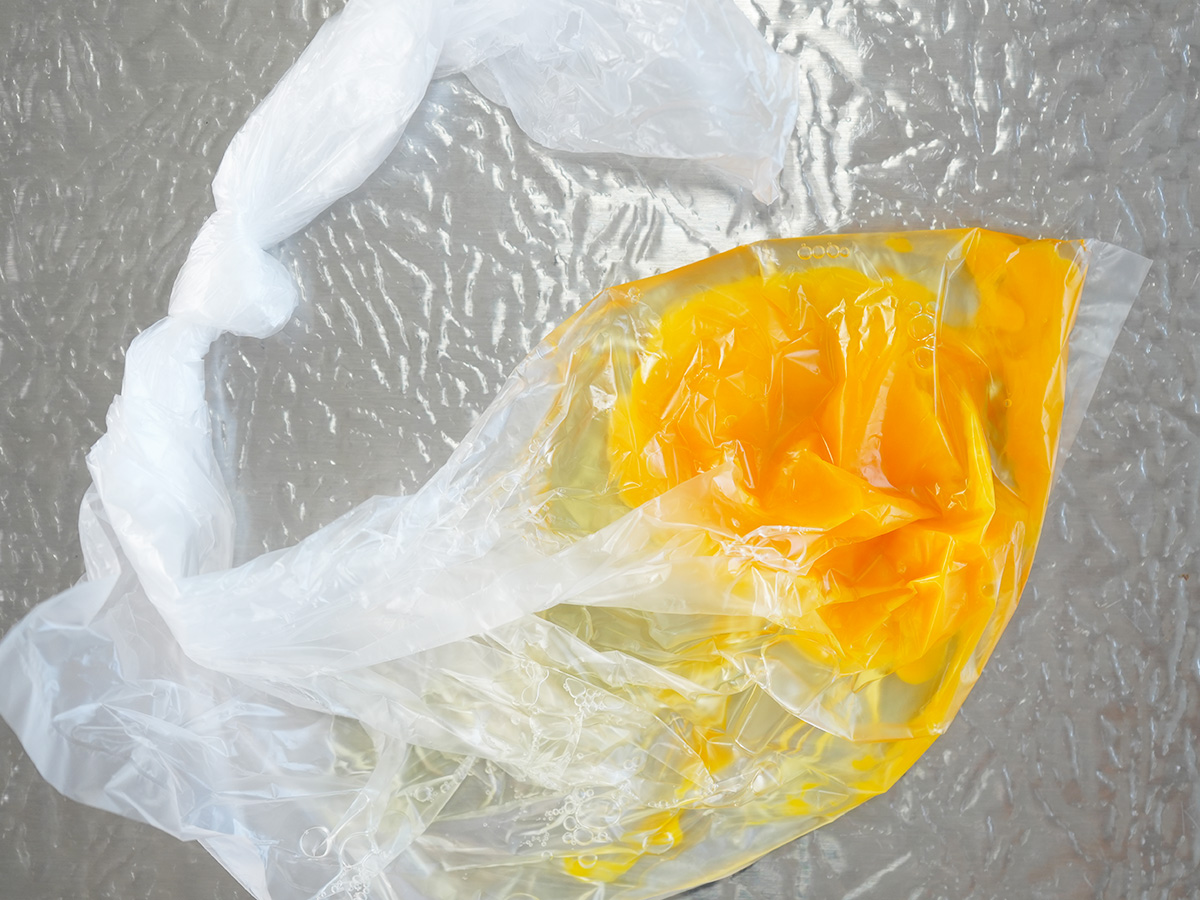 ポリ袋の中で卵を混ぜたシーン