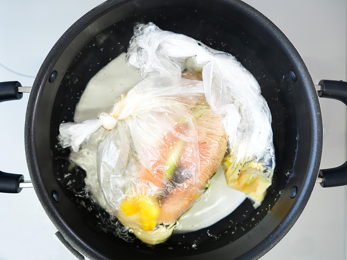 ポリ袋を入れて湯せんするシーン