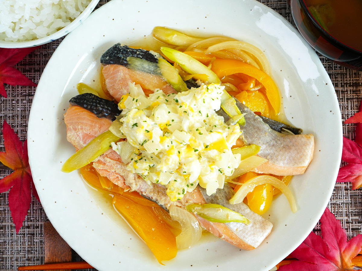 白身に切り込みを入れるシーン