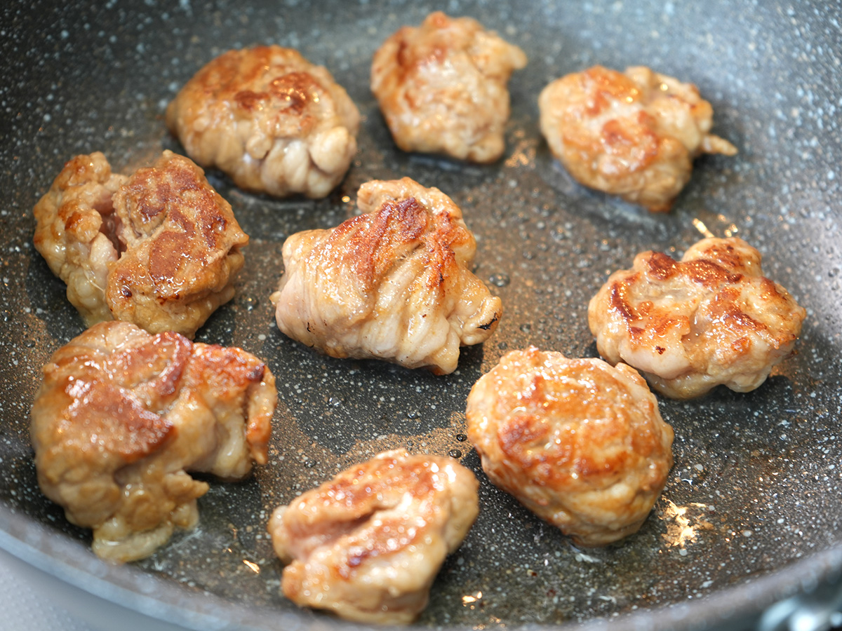 豚肉を焼き上げたシーン