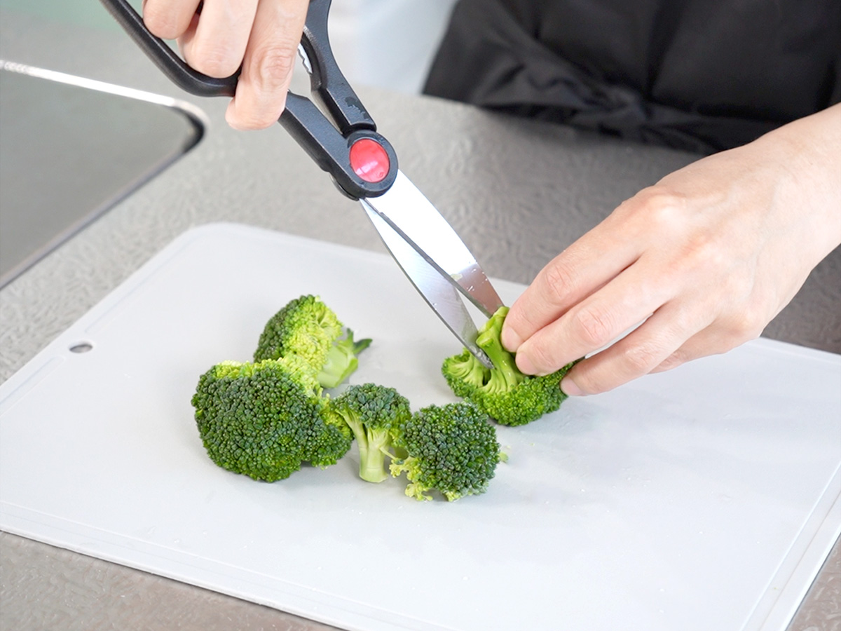 ブロッコリーを小房に切り分けるシーン
