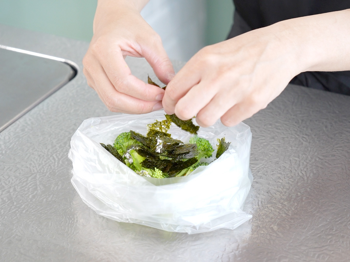 材料をポリ袋2に入れるシーン