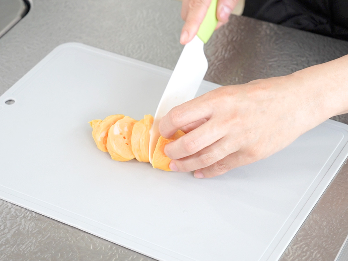 白身に切り込みを入れるシーン