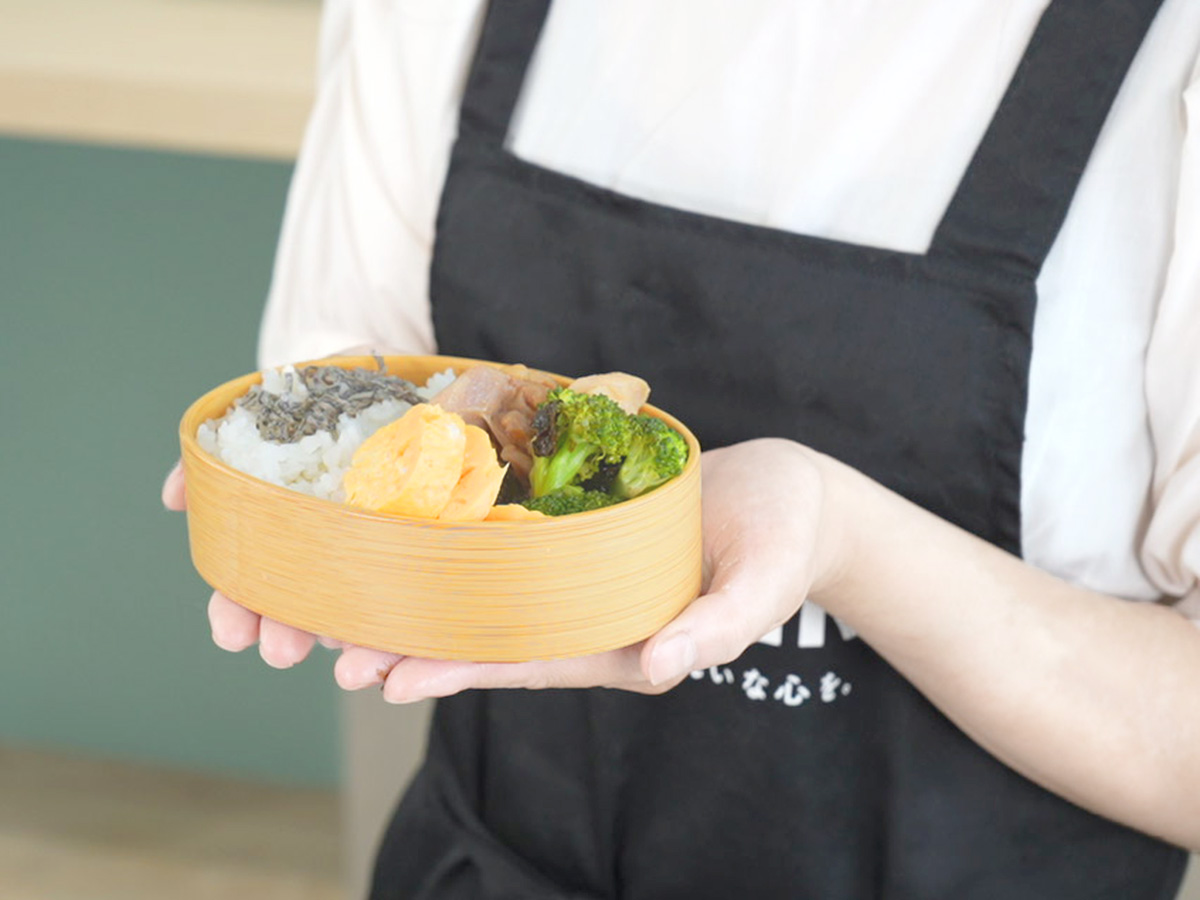 白身に切り込みを入れるシーン