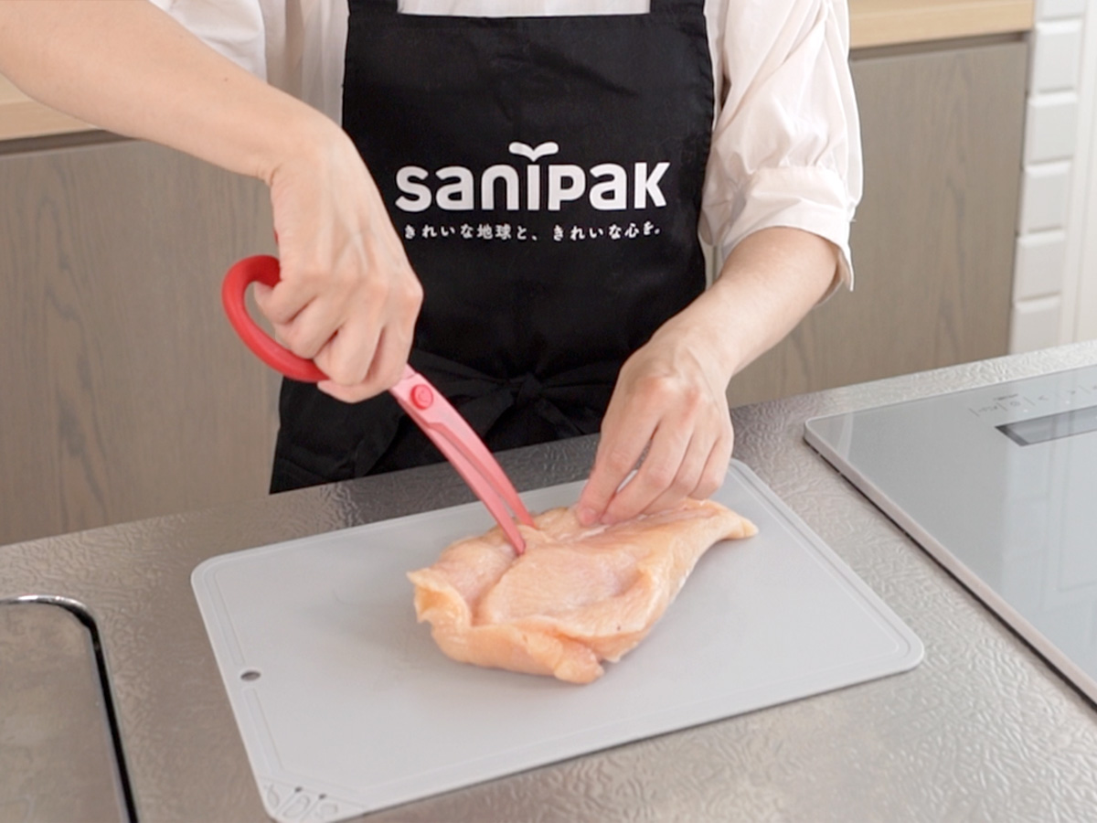鶏肉を調理ばさみで開くシーン